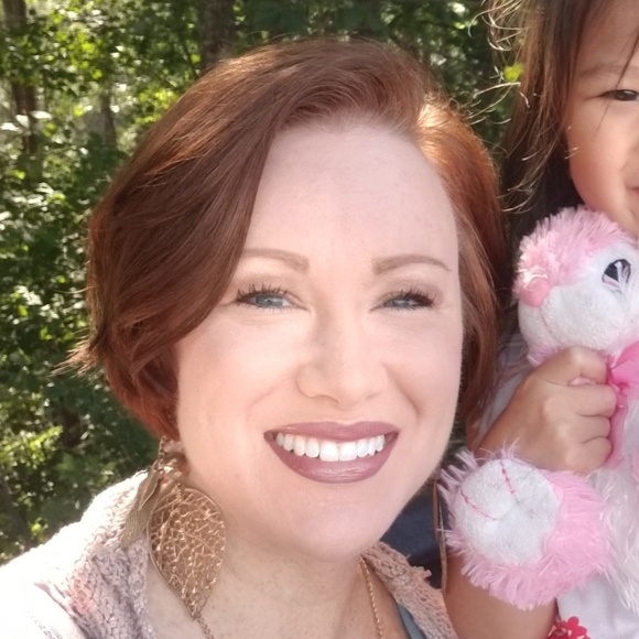 NEW Beautiful Leaf Dangle Earrings (GOLD) - Picture 3 of 3